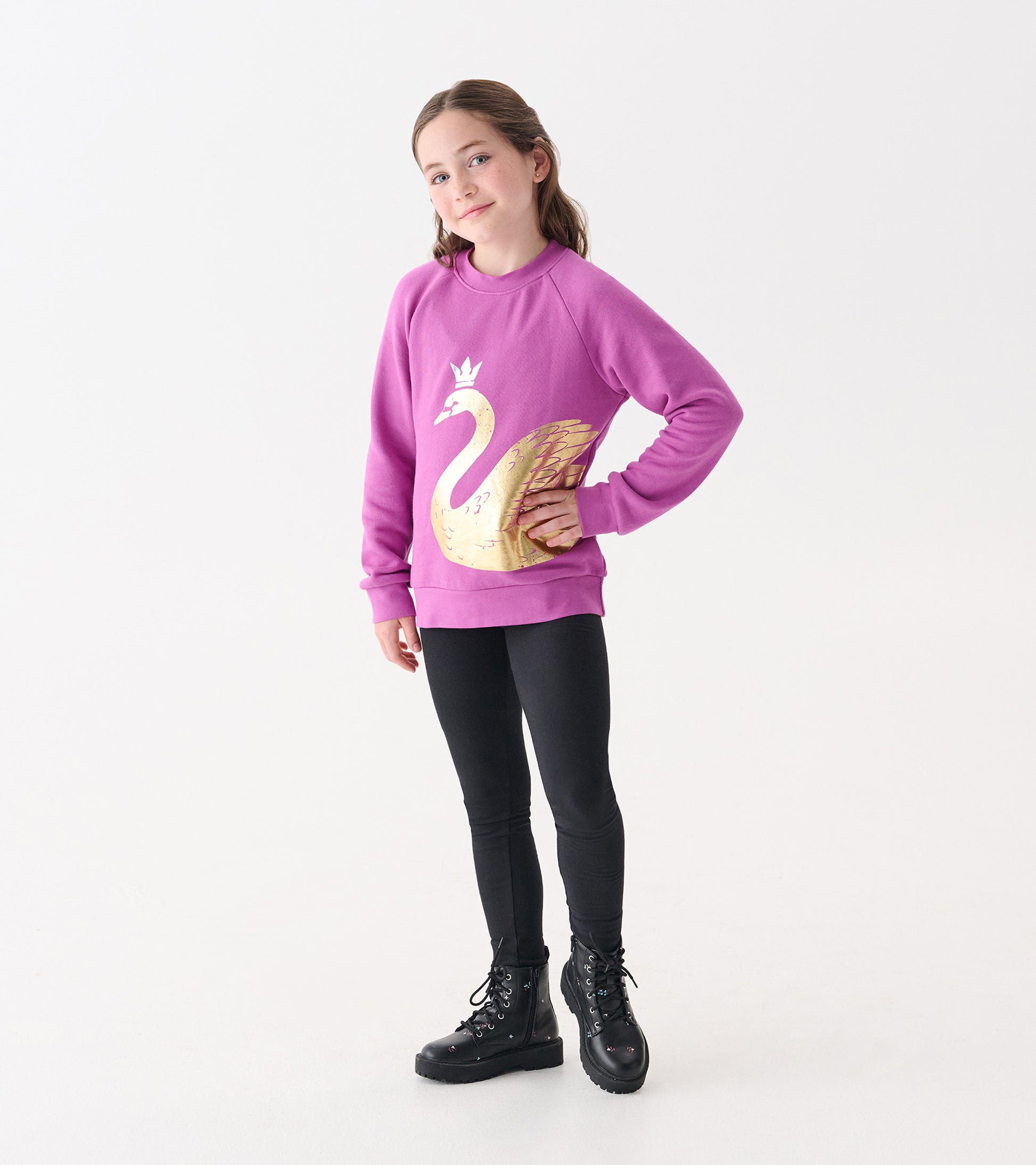 Black cozy leggings for girls, made from soft material, ideal for casual wear or layering.