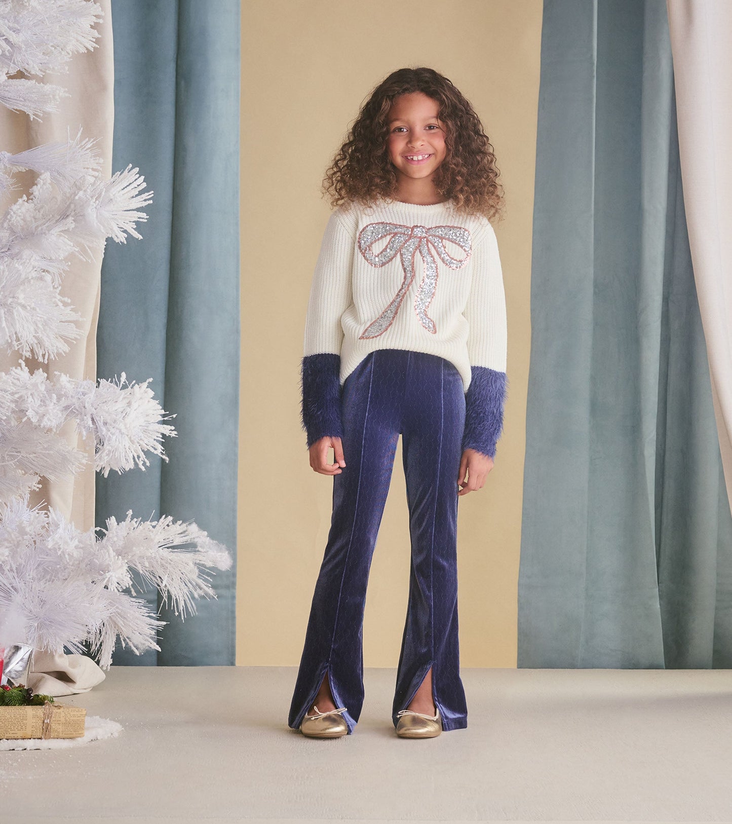 Stretchy flared pants in deep blue with a shiny finish, featuring side slits at the hem for a stylish look.