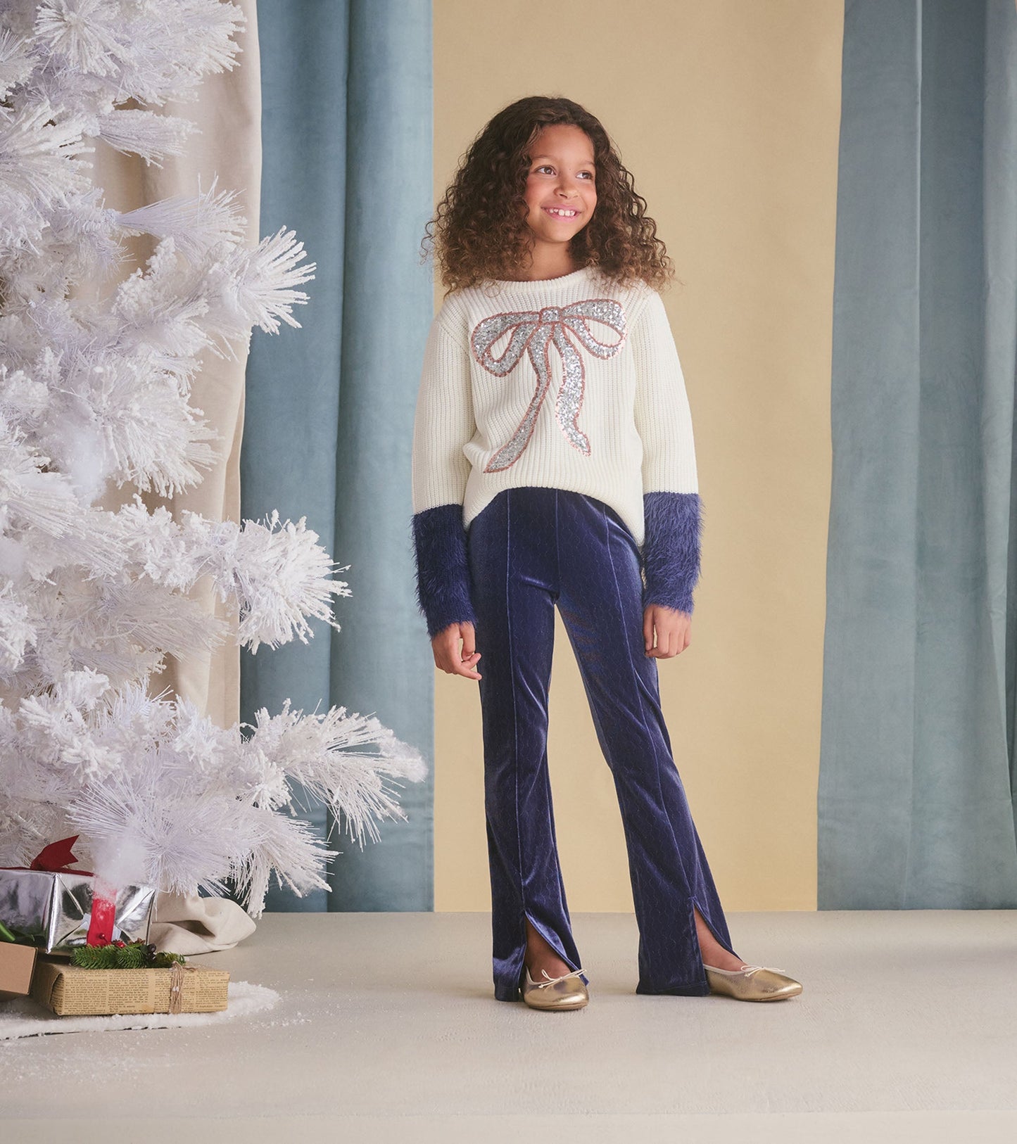 Stretchy flared pants in deep blue velvet with a subtle shimmer, featuring side slits for a stylish look.