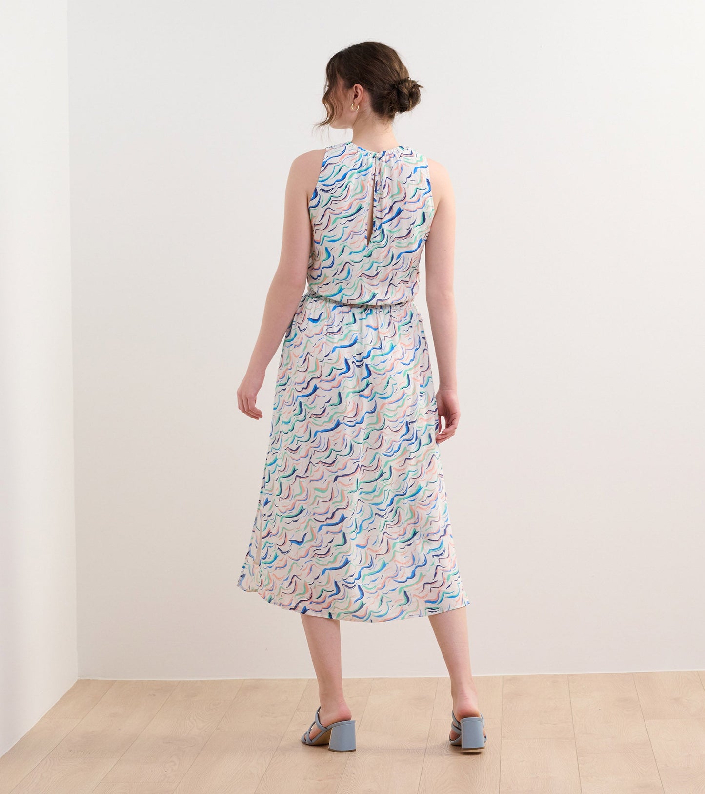 Sleeveless column dress with wavy stripes in pastel colors, featuring a keyhole back and a relaxed fit.