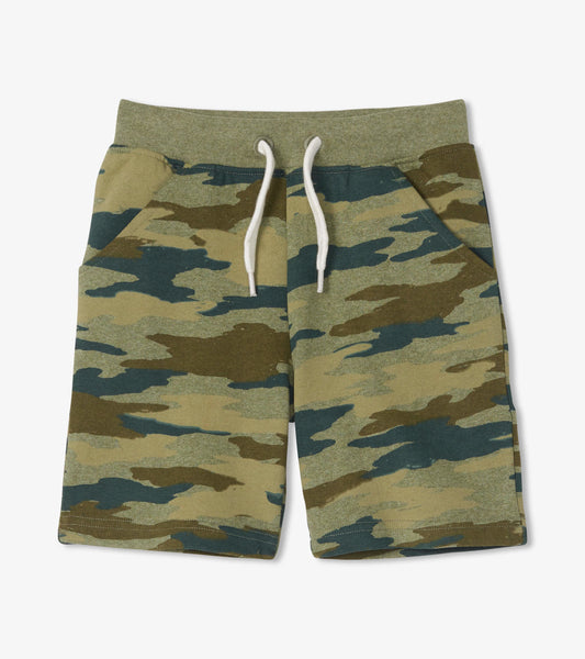 Kids' shorts in woodland camo pattern, featuring an elastic waistband with drawstring and side pockets.