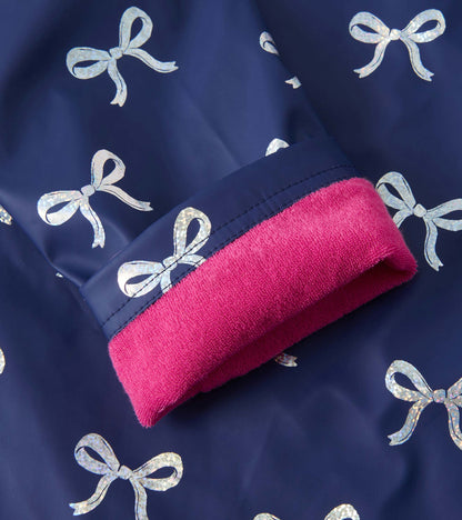 Navy rain jacket featuring silver ribbon patterns and a pink fleece-lined cuff. Ideal for rainy weather.